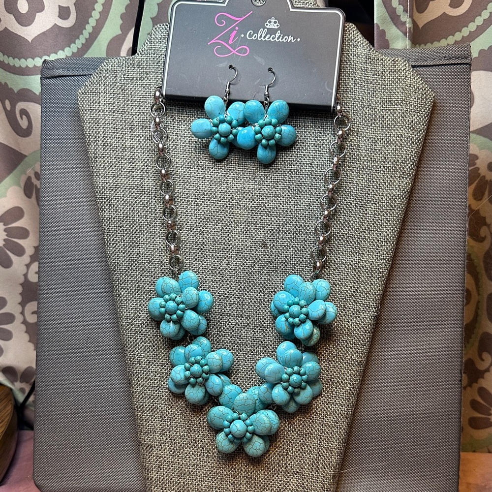Paparazzi ZI necklace/earrings GENUINE.Turquoise flowers. New in packaging.
